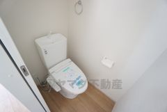 温水洗浄機付トイレです。節水機能もあるので、安心して使えますね。もちろん、1階2階の2ヶ所にトイレがあるので、忙しい朝にもゆとりができますね。