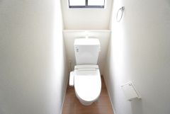 ウォシュレット、暖房便座、節電・節水機能など、使い勝手のよい高機能トイレです。 シンプルなクロスとフローリングで清潔感のある空間です＾＾ 