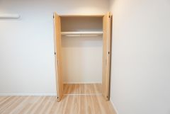 洋室にはハンガーパイプ付きのクローゼットが設けられています。たっぷり収納できるので衣替えの心配もいりませんね＾＾