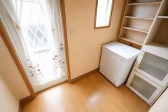 室内の家具等は消去加工（またはCG処理）をしています。キッチン横に広々としたパントリー付き＾＾洗面室にも近く、食料品だけでなく日用品などの収納にも＾＾