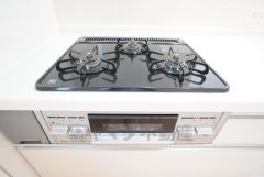 3種類の料理が同時に調理できる、3口ガスコンロ。忙しい夕食の支度時間が短縮できて効率よくお料理が楽しめます。