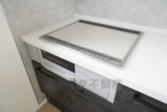 お手入れのしやすいIHクッキングヒーターです。3口コンロなので、効率よくお料理が楽しめます。毎日のお料理も楽しくなりますね＾＾