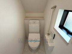 1階2階の2ヶ所にトイレがありますので、忙しい朝にも家族に気を使わず、ゆとりが生まれますね＾＾ 小窓付きで換気する時に便利です＾＾