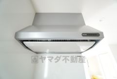 コンロ上には換気扇完備＾＾すぐ横に小窓が設けられているので、換気扇と合わせてWで換気できます＾＾