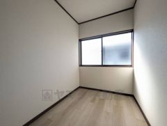 2階には納戸付き。ご家族の衣類や荷物をまとめて収納できます＾＾適切な場所に配置することで生活動線を短くし、家事効率も高まりますね＾＾ 