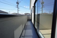 陽当たりの良いバルコニーです。お洗濯やお布団干しはもちろん、日光浴スペースにも＾＾ 2部屋から行き来できる続きバルコニーです＾＾