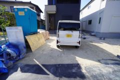 駐車スペースは2台分を確保（車種による）。マイカー用に、お客さま用に、余裕を持ってご利用いただけます。