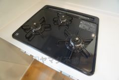 3種類の料理が同時に調理できる、3口ガスコンロ。忙しい夕食の支度時間が短縮できて効率よくお料理が楽しめます。