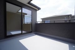南側に面した大型のバルコニーは日当たり良好です。お洗濯物も気持ちよく干せそうです。日光浴をしたり、星を眺めたりも良いですね^^