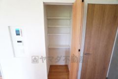 キッチン横にはパントリーが設けられています＾＾ 長期保存ができるもの、調理器具、防災グッズを入れておくのもいいですね。