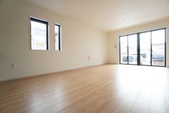 大きな掃き出し窓のあるリビングは、陽光あふれる明るい空間です。ゆったりと寛げる憩いの場となりそうです。