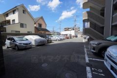 駐車場。空き状況はお問い合わせください。