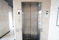 エレベーター完備で、毎日の移動もスムーズ。