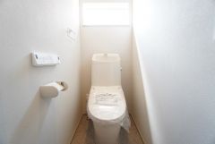 1階2階の2ヶ所にトイレがありますので、忙しい朝にも家族に気を使わず、ゆとりが生まれますね＾＾ 小窓付きで換気する時に便利です＾＾