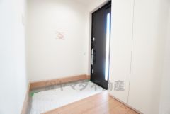 玄関扉にスリットのある明るい玄関です＾＾ ステキな玄関で帰ってくるのが楽しみになりそうですね＾＾