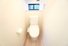 1階2階の2ヶ所にトイレがありますので、忙しい朝にも家族に気を使わず、ゆとりが生まれますね＾＾ 小窓付きで換気する時に便利です＾＾