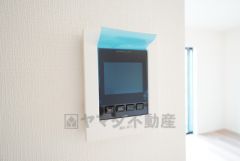 防犯はもちろん、セールスマン対策にもなるモニター付きインターホンです。 来訪者の顔が見えるので安心ですね＾＾