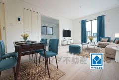 大きな掃き出し窓のあるリビングは、陽光あふれる明るい空間です。ゆったりと寛げる憩いの場となりそうです。家具はCGによるイメージ画像です。