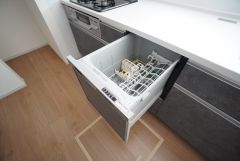炊事時間を大幅に短縮できる食器洗浄乾燥機付き＾＾食器を洗う手間が減るので家族とのコミュニケーションの時間や自分の時間が増えますね。