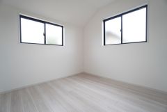 2面採光を確保した明るい室内は、風通しも良く、大変居心地の良い空間となっております。日当たりがよく、子供部屋としての利用もおすすめ。