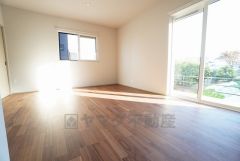 大きな掃き出し窓のあるリビングは、陽光あふれる明るい空間です。ゆったりと寛げる憩いの場となりそうです。