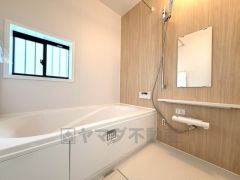 1日の疲れを癒すくつろぎのバスルーム。足を伸ばしてもゆったりと入れるサイズです。お子様と一緒にお風呂に入っても狭くないですね＾＾