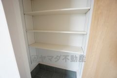 玄関にはシューズクローク付き。ご家族全員分の靴からベビーカーやゴルフバッグなどもしっかり収納できます＾＾
