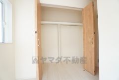 洋室にはハンガーパイプ付きのクローゼットが設けられています。たっぷり収納できるので衣替えの心配もいりませんね＾＾