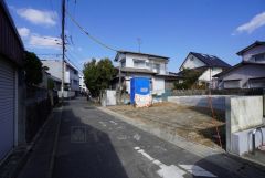 前面道路は西側約3.95ｍの公道に面しています。 住人以外の車の進入も少なく、小さなお子様を持つご家庭にも安心です。 