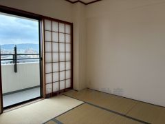 6帖。リビング隣には、ホッとできる和室を用意。客間としてはもちろん、お子様のお昼寝スペースや書斎としても活躍してくれそうです＾＾