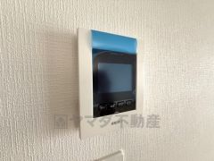 防犯はもちろん、セールスマン対策にもなるモニター付きインターホンです。お子さん1人での留守番時にも活躍しそうです。