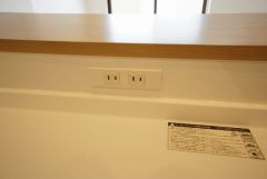 流し台とコンロの間にコンセントを設置しました。最新調理家電を使って時短できますよ＾＾