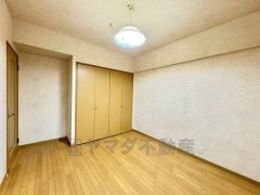 6.8帖。主寝室としてお使いいただけそうなこちらのお部屋は、日当たりが良く、爽やかな風を感じて起きる朝は、快適生活の始まりに。 