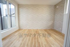 バルコニーに面した6帖の洋室です。デザインクロスがアクセントになった落ち着いた雰囲気のお部屋です。 