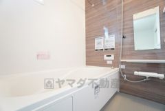 1日の疲れを癒すくつろぎのバスルーム。足を伸ばしてもゆったりと入れるサイズです。お子様と一緒にお風呂に入っても狭くないですね＾＾