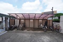 屋根付き駐輪場なので、雨の日も自転車を安心して保管できます。通勤・通学に自転車を使う方にも便利です＾＾