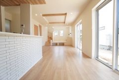 家族が集まる開放的なリビング。21.75帖の大空間をゆったりご利用いただけます。