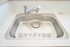 大きなお鍋も楽々洗える幅の広いシンクです＾＾ステンレスシンクなので簡単にお掃除できますよ。洗剤やスポンジもすっきりできる収納付き。