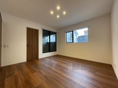 主寝室としてお使いいただけそうなこちらのお部屋は、日当たりが良く、爽やかな風を感じて起きる朝は、快適生活の始まりに。 