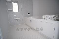 1日の疲れを癒すくつろぎのバスルーム。足を伸ばしてもゆったりと入れるサイズです。お子様と一緒にお風呂に入っても狭くないですね＾＾