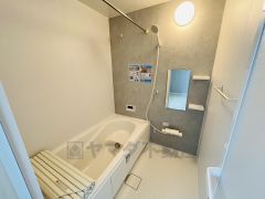 1日の疲れを癒すくつろぎのバスルーム。追い焚き機能つきなのでお風呂に入る時間がバラバラでも安心です。