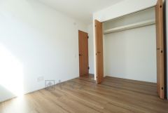 家具を選ばないナチュラルなフローリングとシンプルなクロスで、住む人のこだわりを活かす洋室＾＾広めのクローゼットもあり荷物もすっきり片付けられ、ゆとりのある暮らしが出来ます＾＾