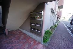 きれいに保たれたエントランスが安らぎに満ちた暮らしへ誘います。