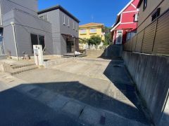 駐車スペースはゆとりある2台分を確保。マイカー用に、お客さま用に、余裕を持ってご利用いただけます。