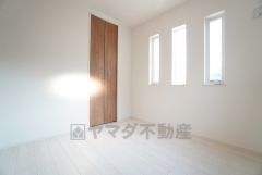 2面採光を確保した明るい室内は、風通しも良く、大変居心地の良い空間となっております。日当たりがよく、子供部屋としての利用もおすすめ。