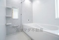 1日の疲れを癒すくつろぎのバスルーム。足を伸ばしてもゆったりと入れるサイズです。お子様と一緒にお風呂に入っても狭くないですね＾＾