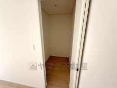 洋室にはウォークインクローゼットが設けられています。たっぷり収納できるので衣替えの心配もいりませんね＾＾