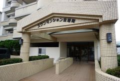 清掃の行き届いた綺麗なエントランスです。 緩やかなスロープがあり、ベビーカーや車椅子などの通行も安心ですね＾＾