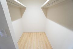2階廊下には居室から独立したファミリークローク付き。大きめのスーツケースなどもすっきりと収納できます＾＾