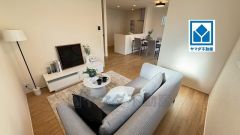 家族が集まる開放的なリビング。思い思いの時間を過ごしたり食事をしたり、素敵な団らんの場になりますね。